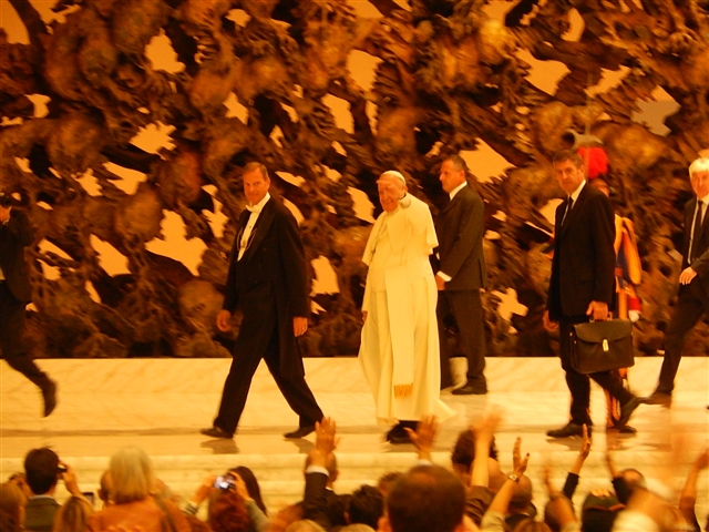 il Papa che saluta